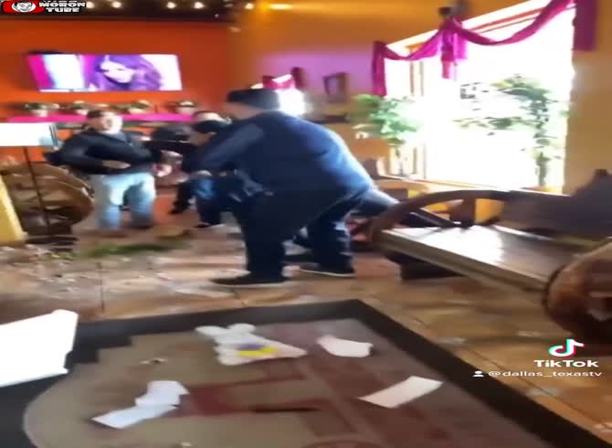 Video :A man attacks employees and damages a restaurant
